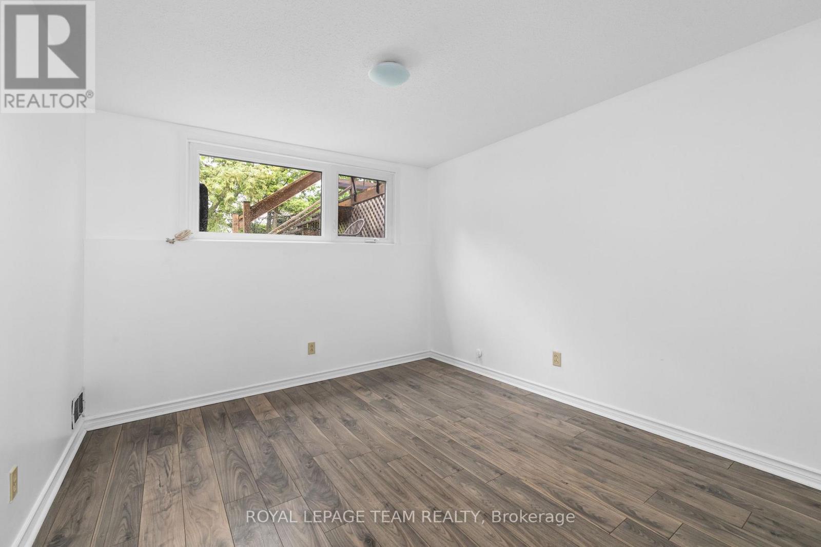 40 WOODMOUNT CRESCENT - 26