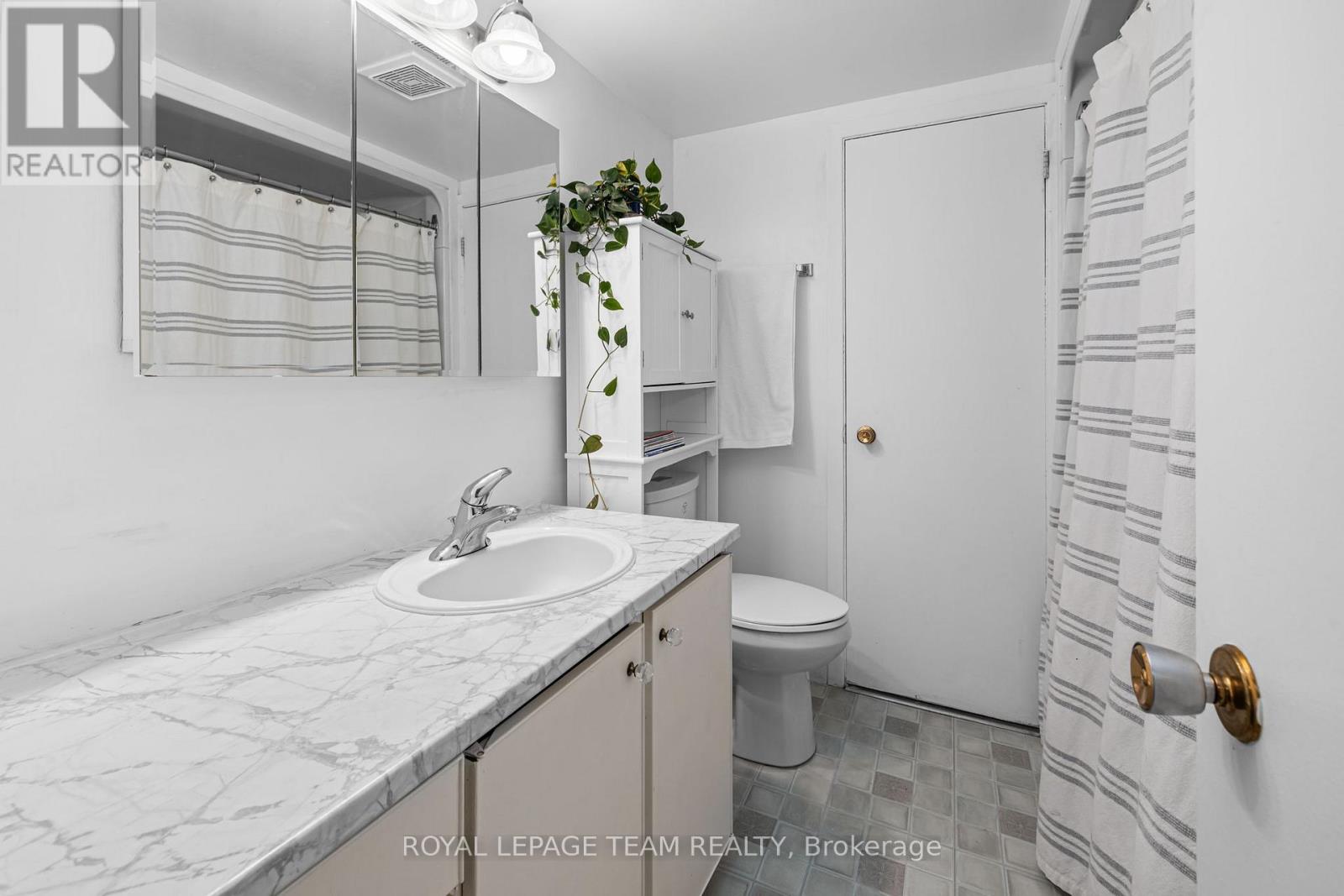 40 WOODMOUNT CRESCENT - 27