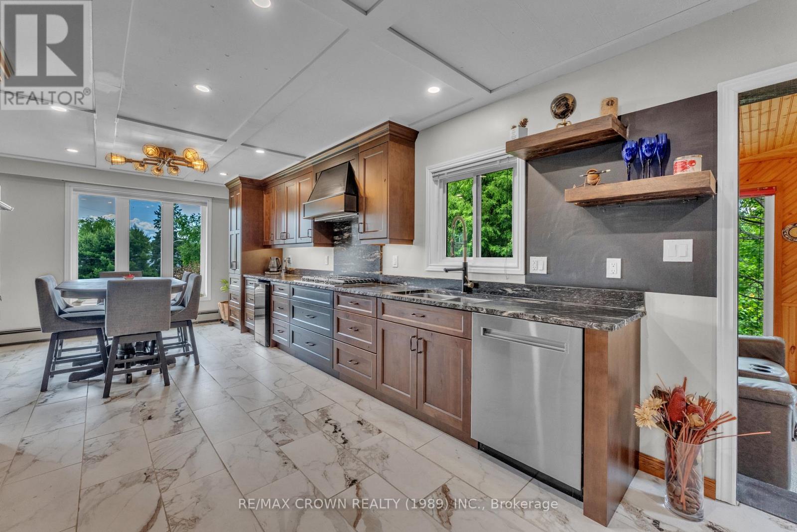 789 LAURENTIAN AVENUE - 9