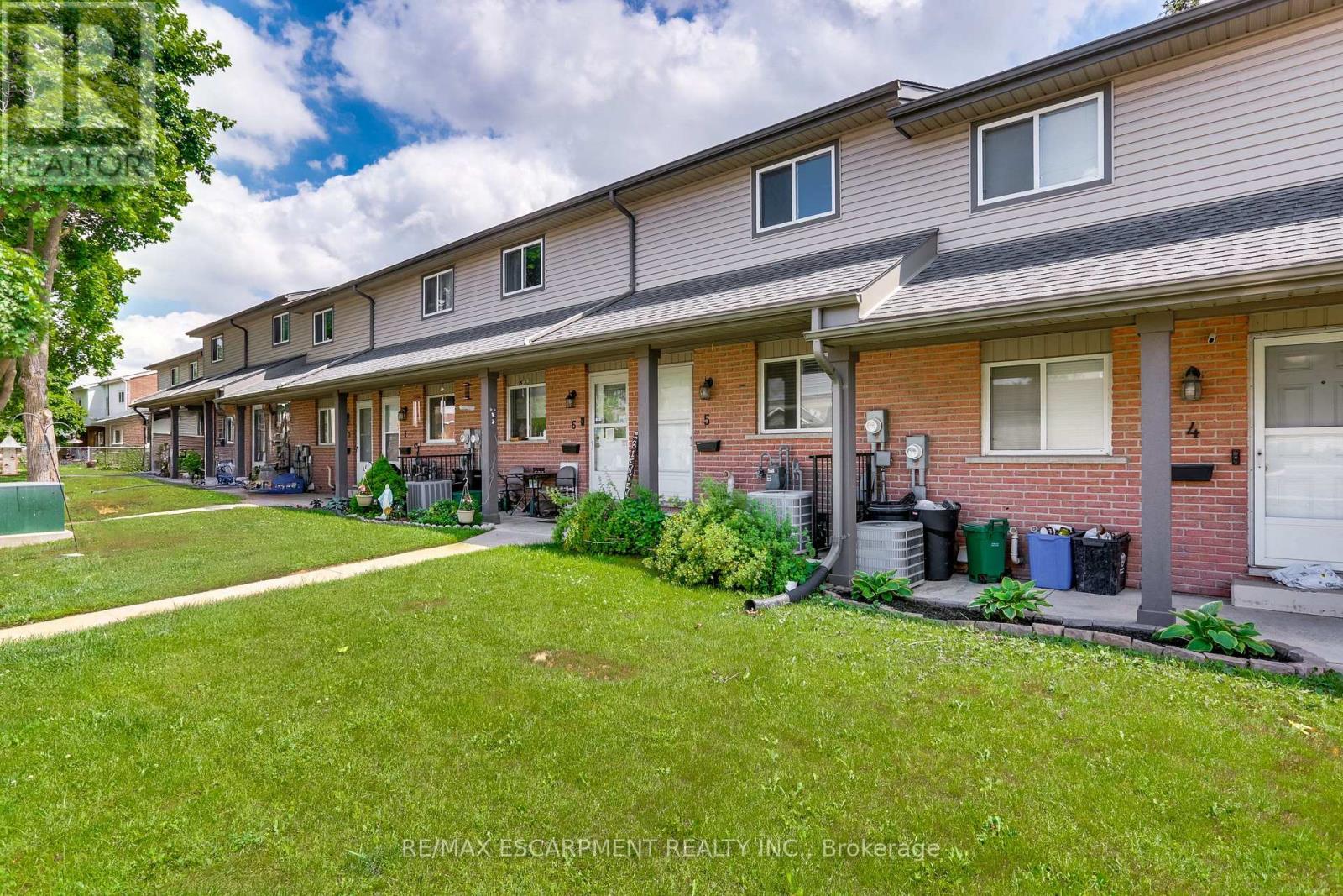 #5 900 JAMES STREET - 1