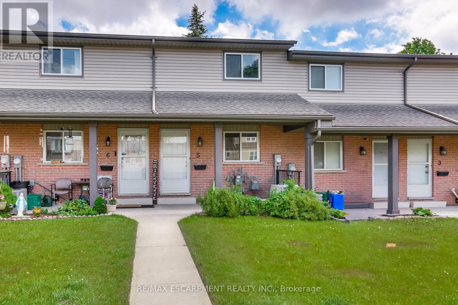 #5 900 JAMES STREET - 3