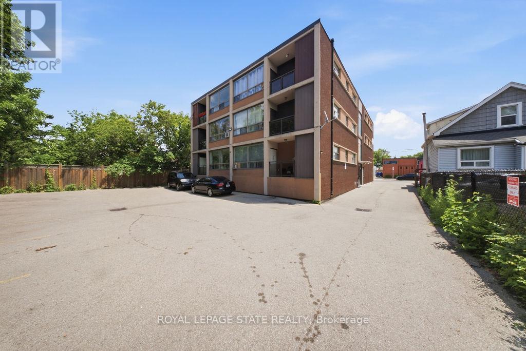 600 UPPER WELLINGTON STREET - 2