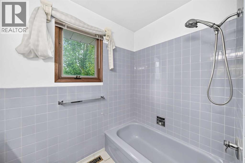 3407 50 Street NW - 32