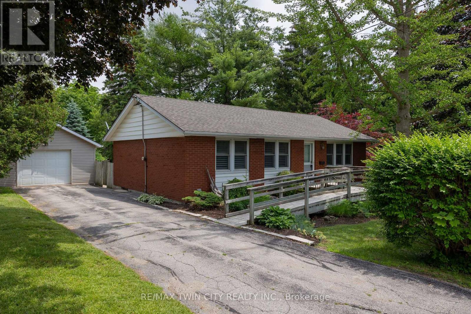 156 MUTUAL STREET N - 1