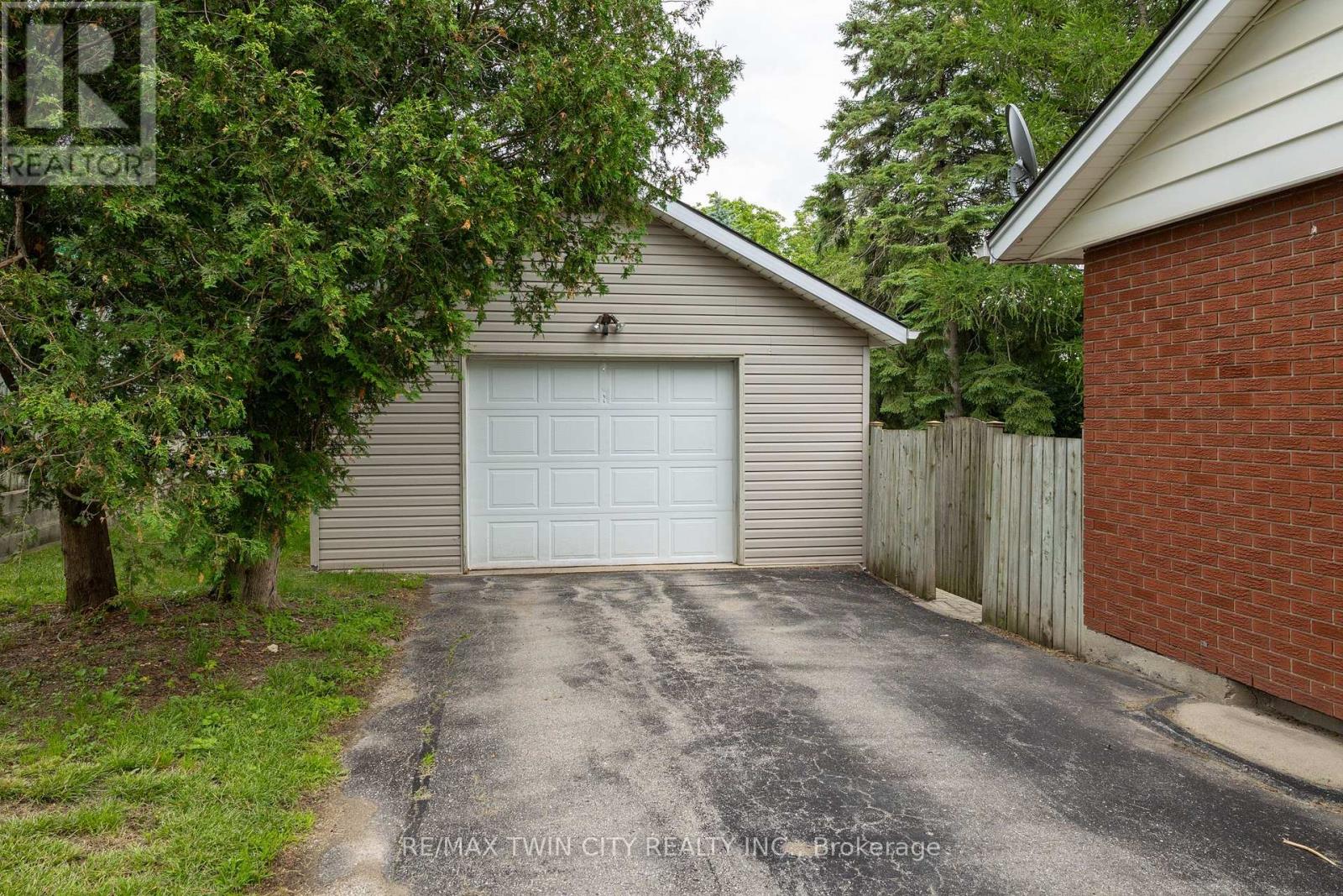156 MUTUAL STREET N - 10