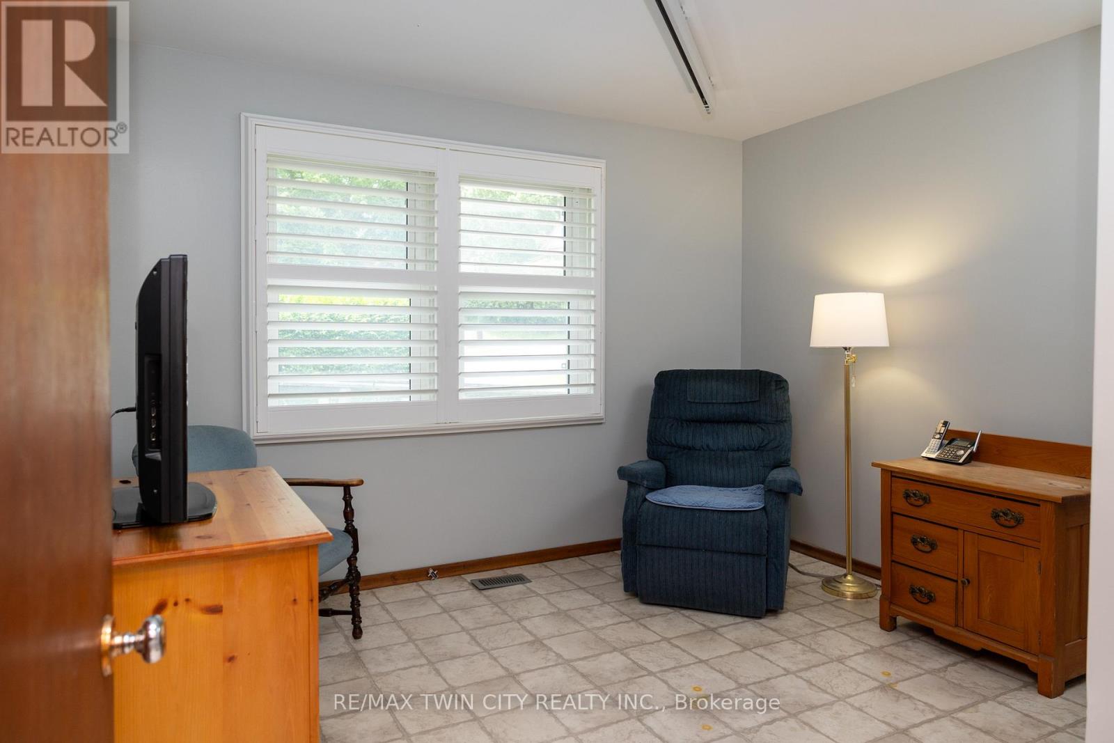 156 MUTUAL STREET N - 17