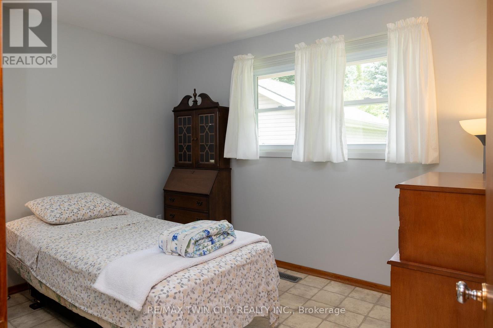 156 MUTUAL STREET N - 18