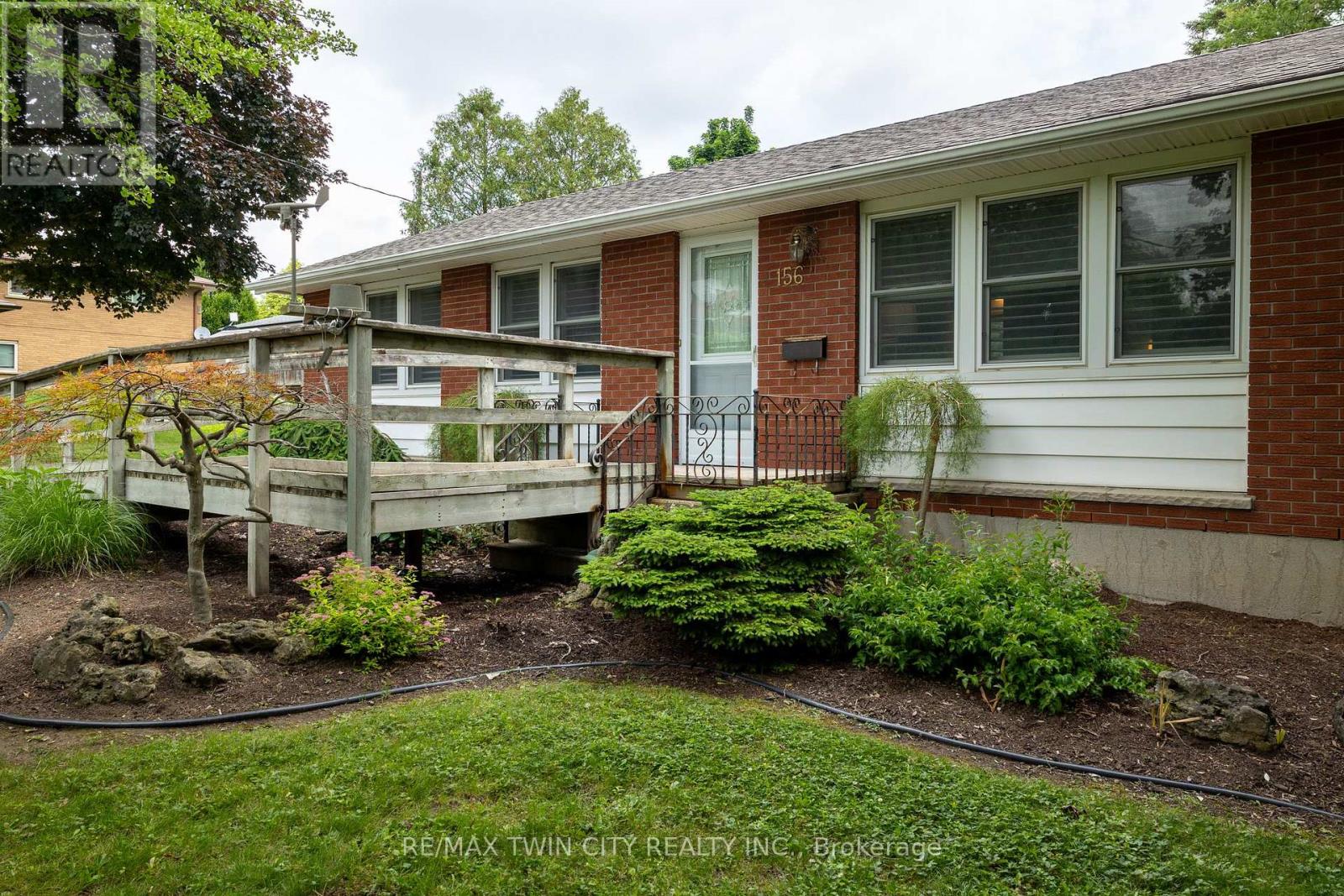 156 MUTUAL STREET N - 3