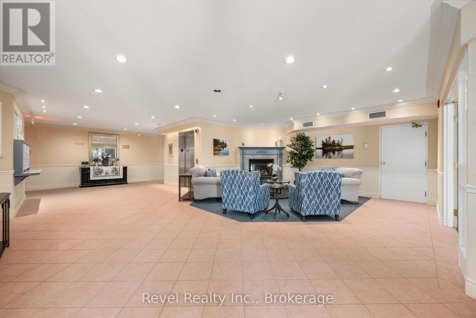#302 3 HERITAGE WAY - 43