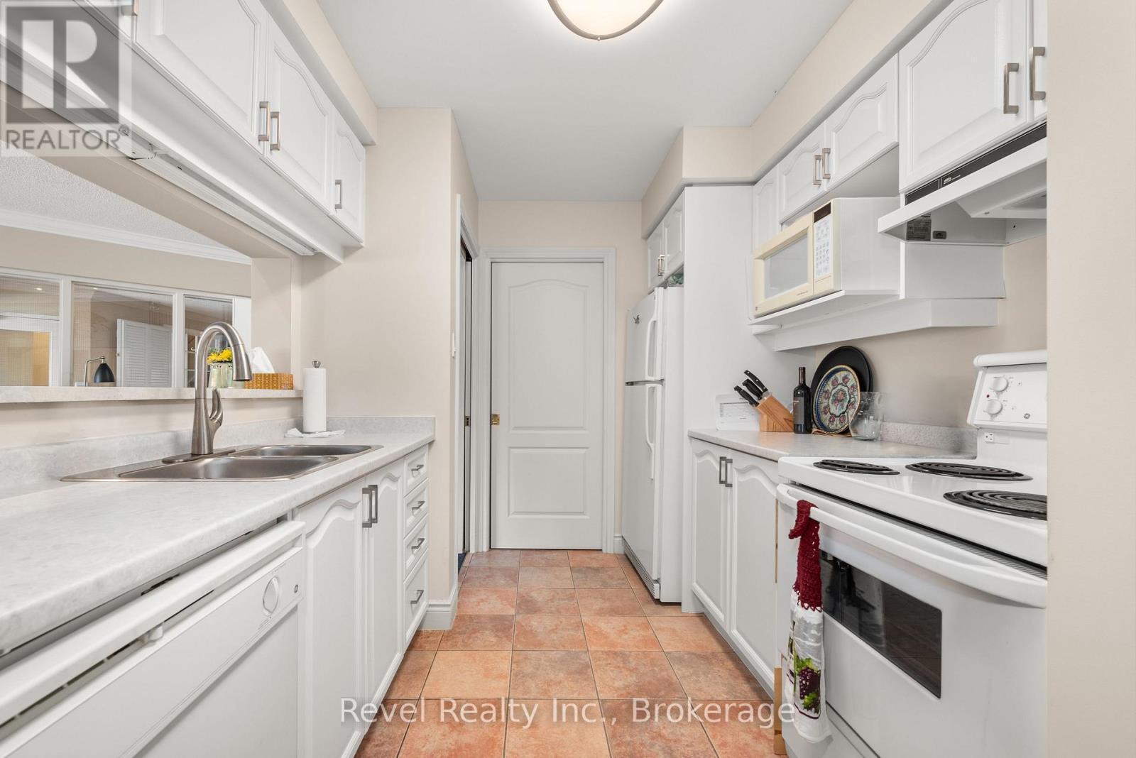 #302 3 HERITAGE WAY - 46