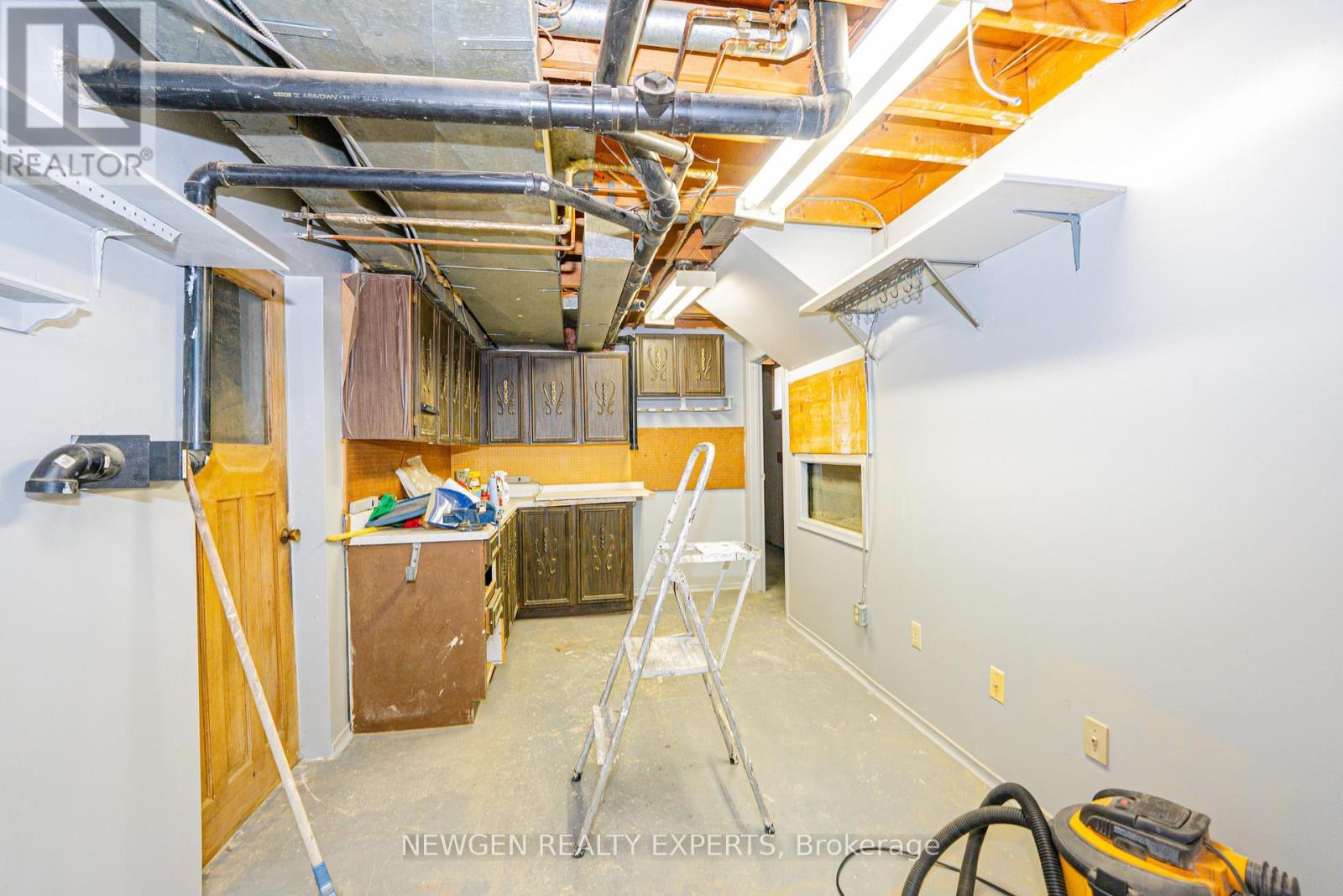1070 PELHAM AVENUE - 25