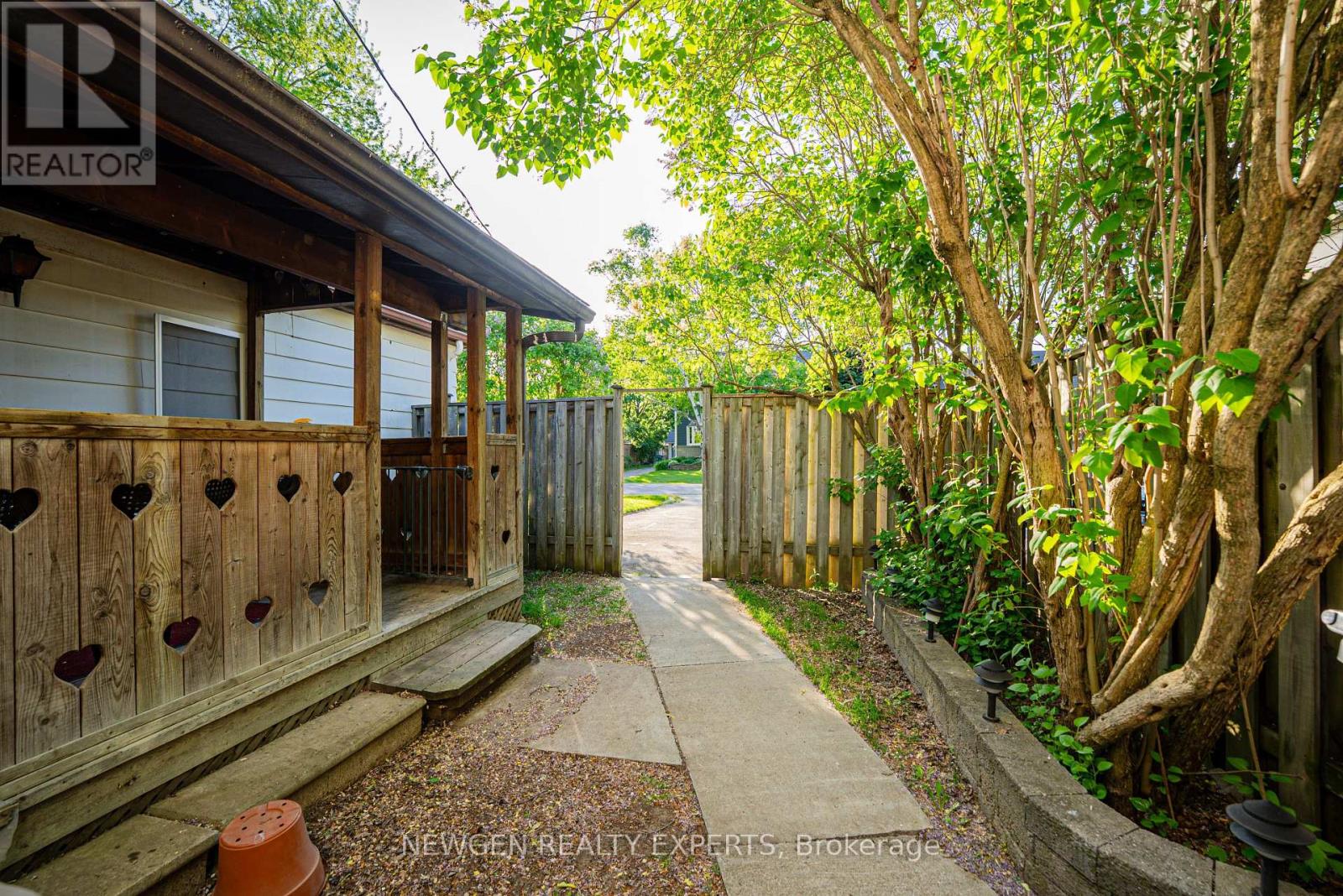 1070 PELHAM AVENUE - 30