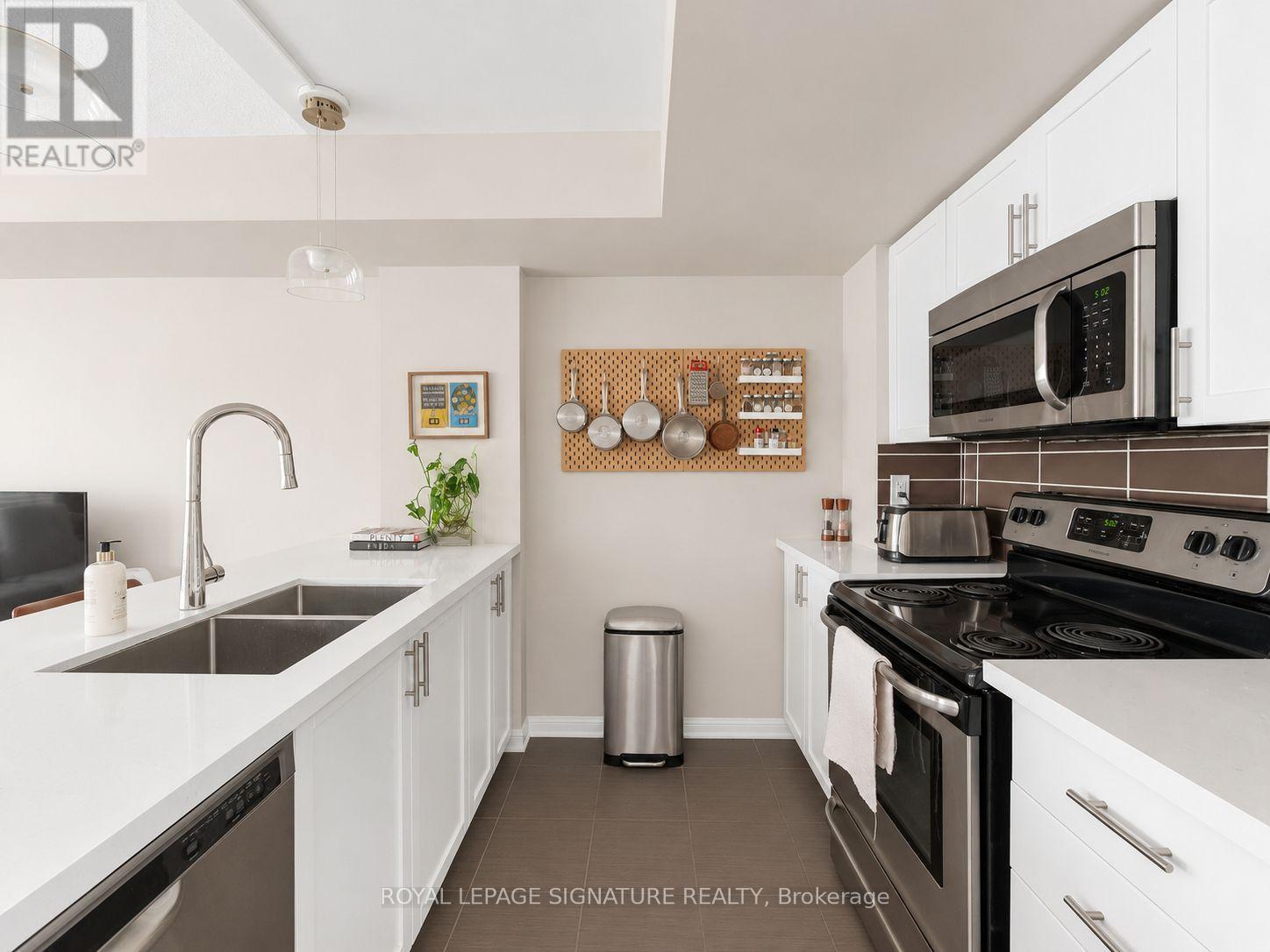 #232 10 FOUNDRY AVENUE - 10
