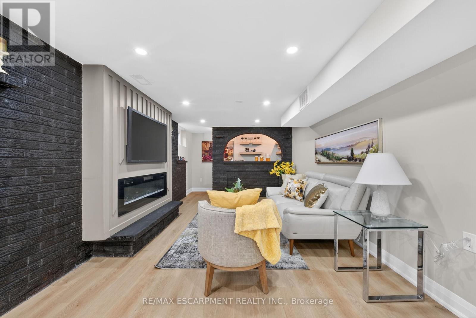 83 RIVERDALE DRIVE - 34