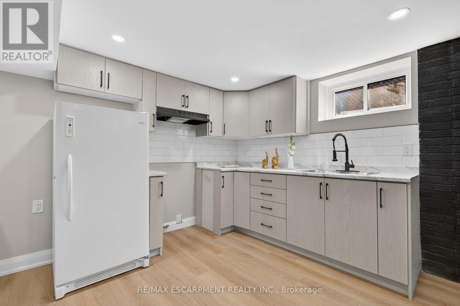 83 RIVERDALE DRIVE - 32