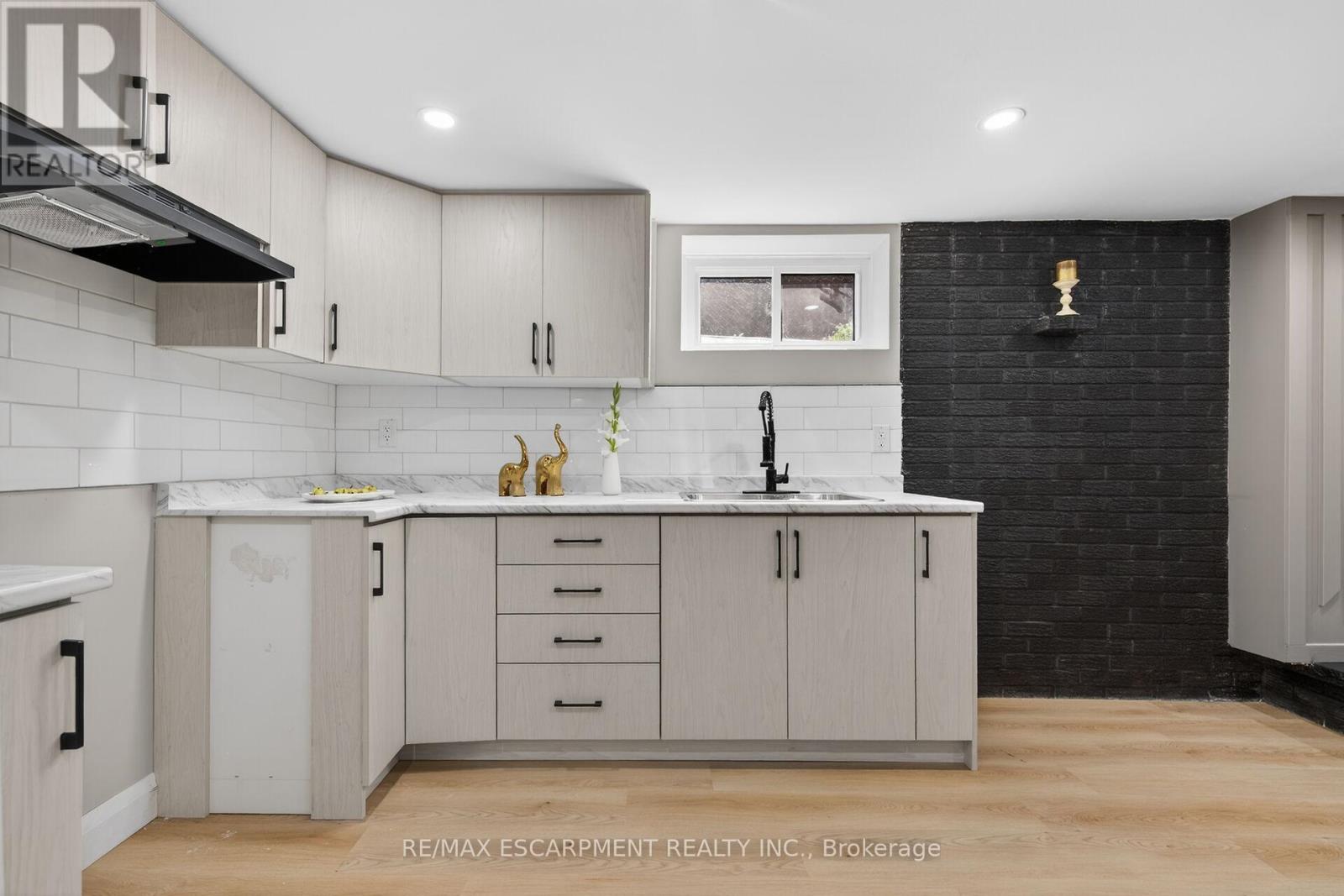 83 RIVERDALE DRIVE - 30