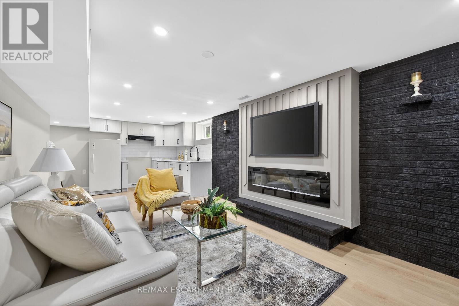 83 RIVERDALE DRIVE - 36