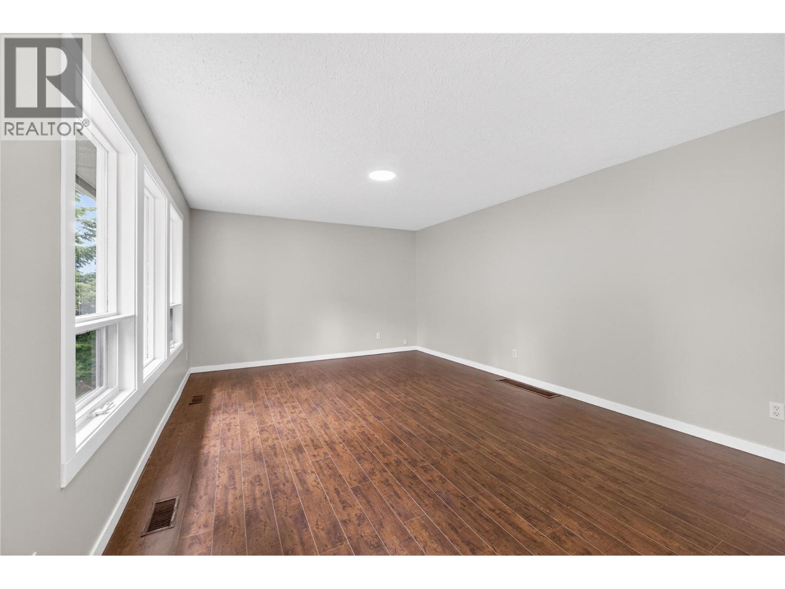 2731 Okanagan Avenue NE - 12