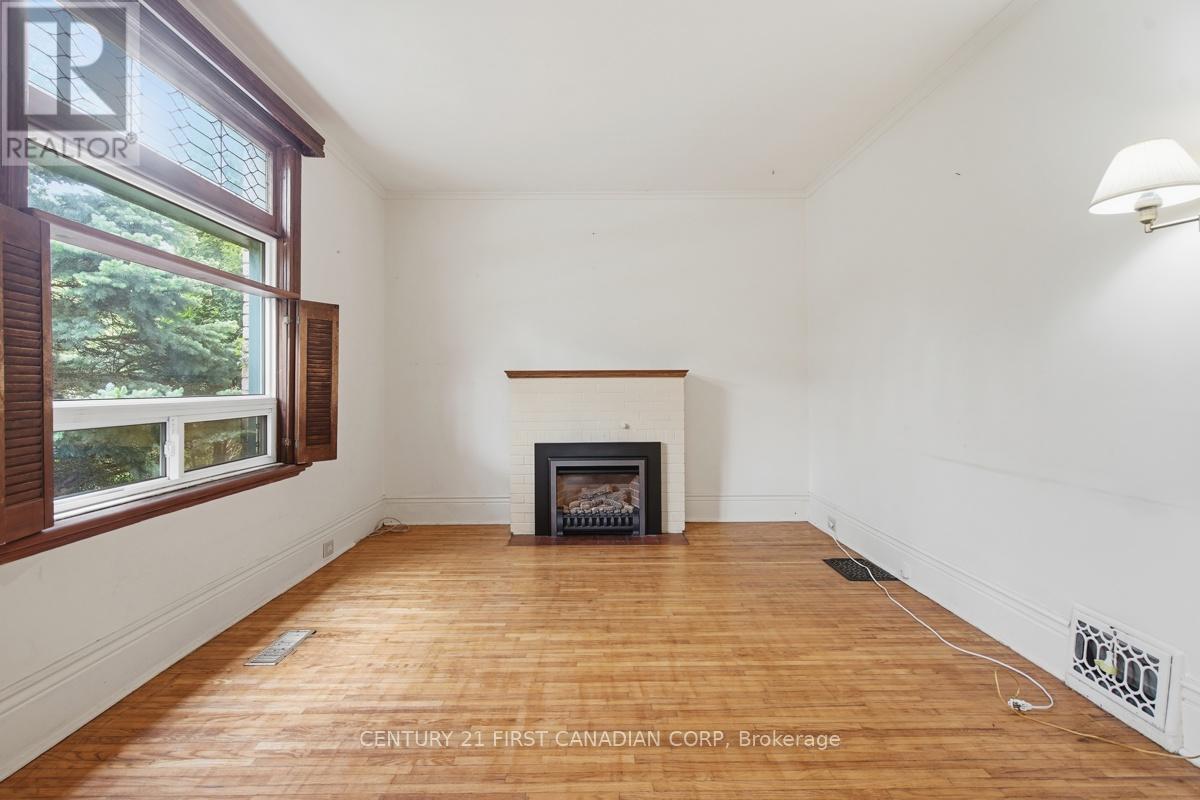834 COLBORNE STREET - 11