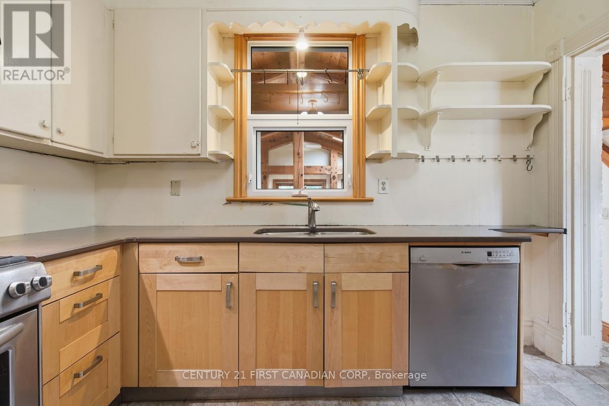 834 COLBORNE STREET - 13