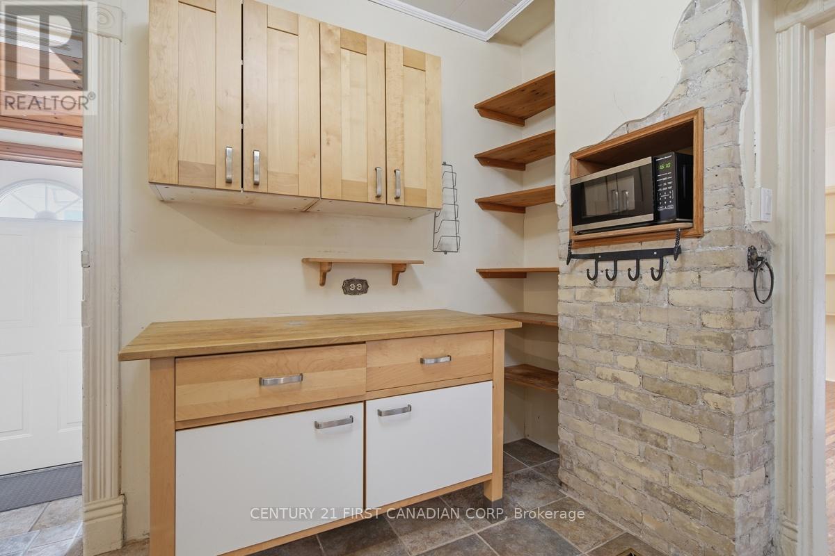 834 COLBORNE STREET - 14