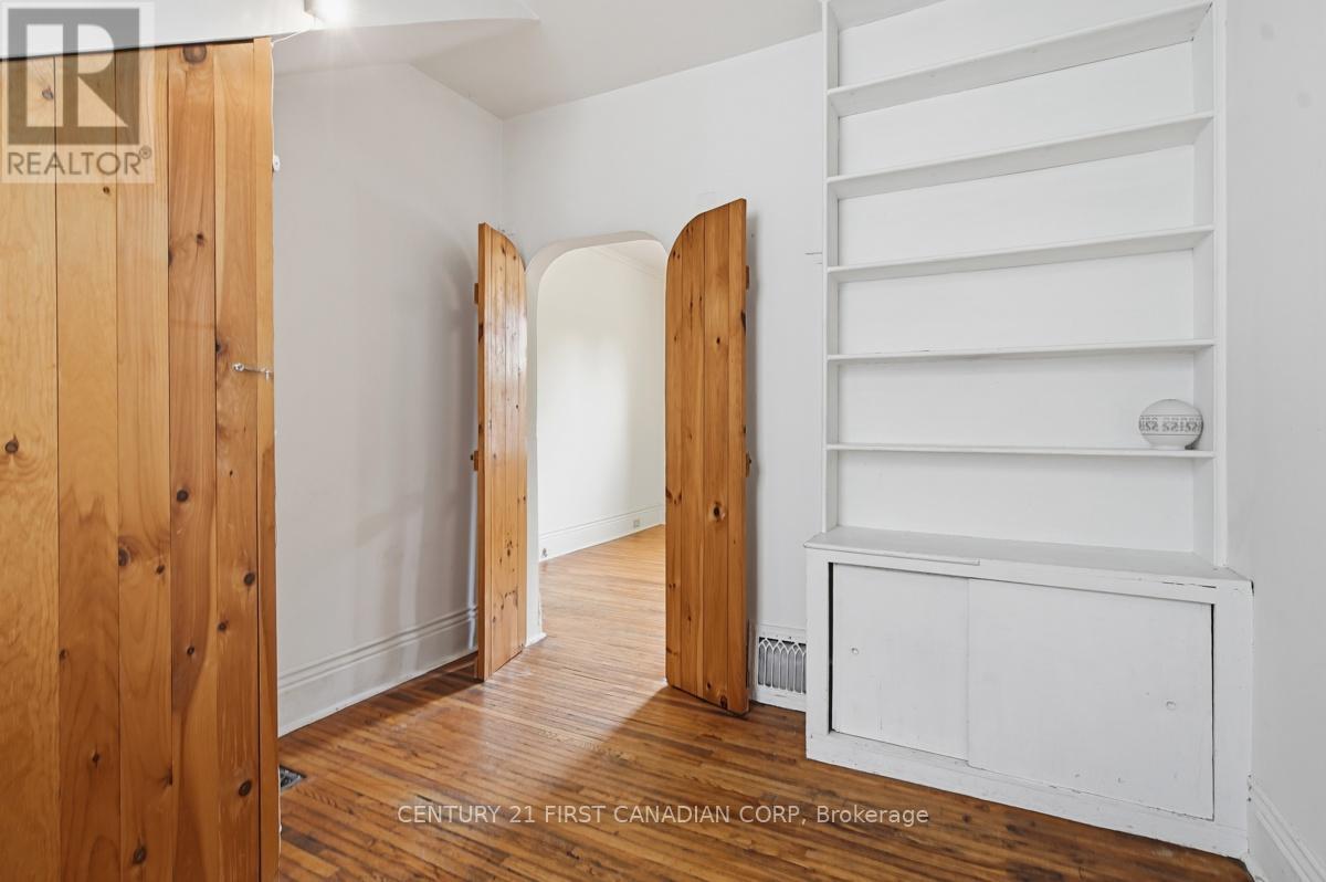 834 COLBORNE STREET - 19