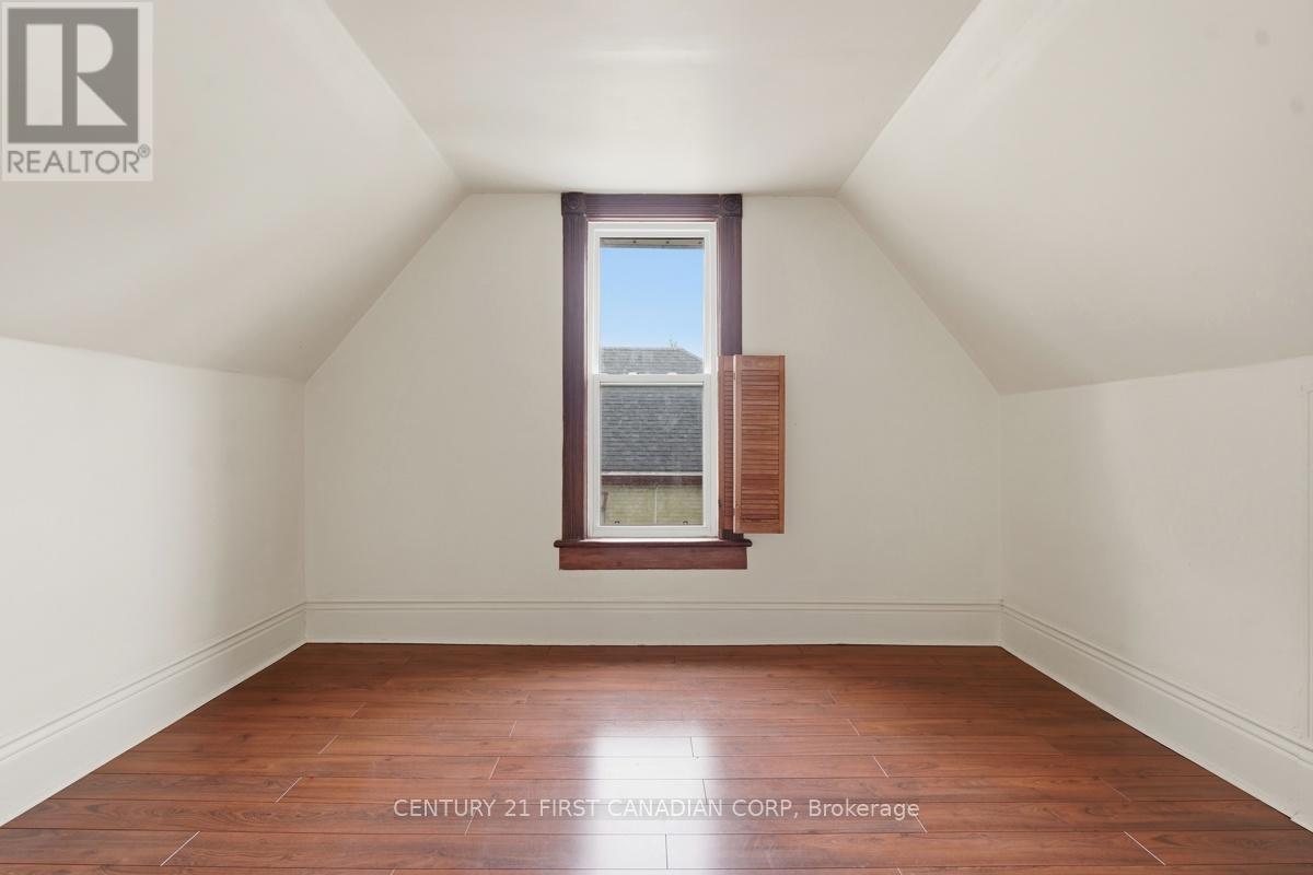 834 COLBORNE STREET - 21
