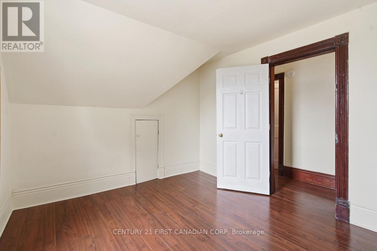 834 COLBORNE STREET - 23
