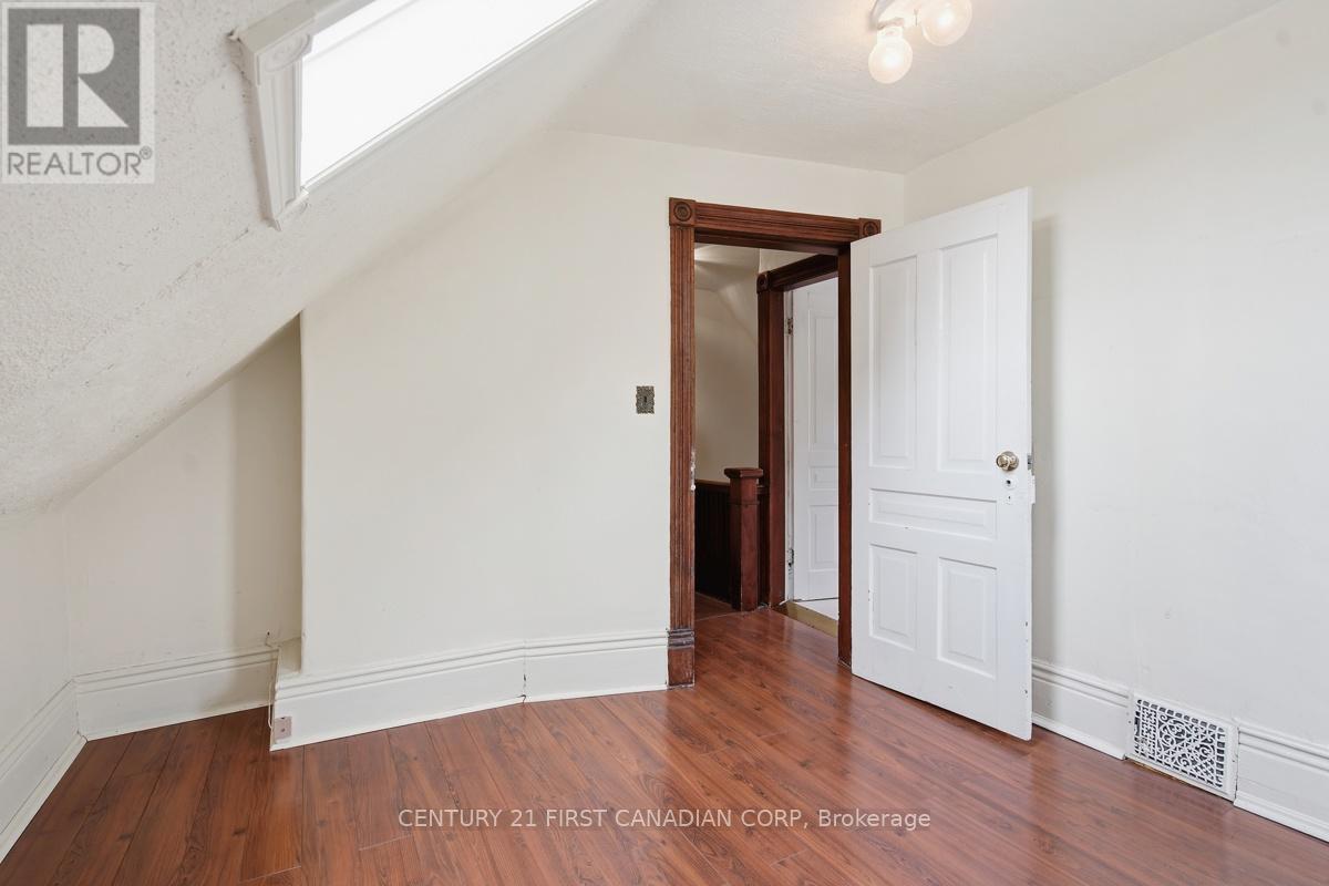 834 COLBORNE STREET - 24