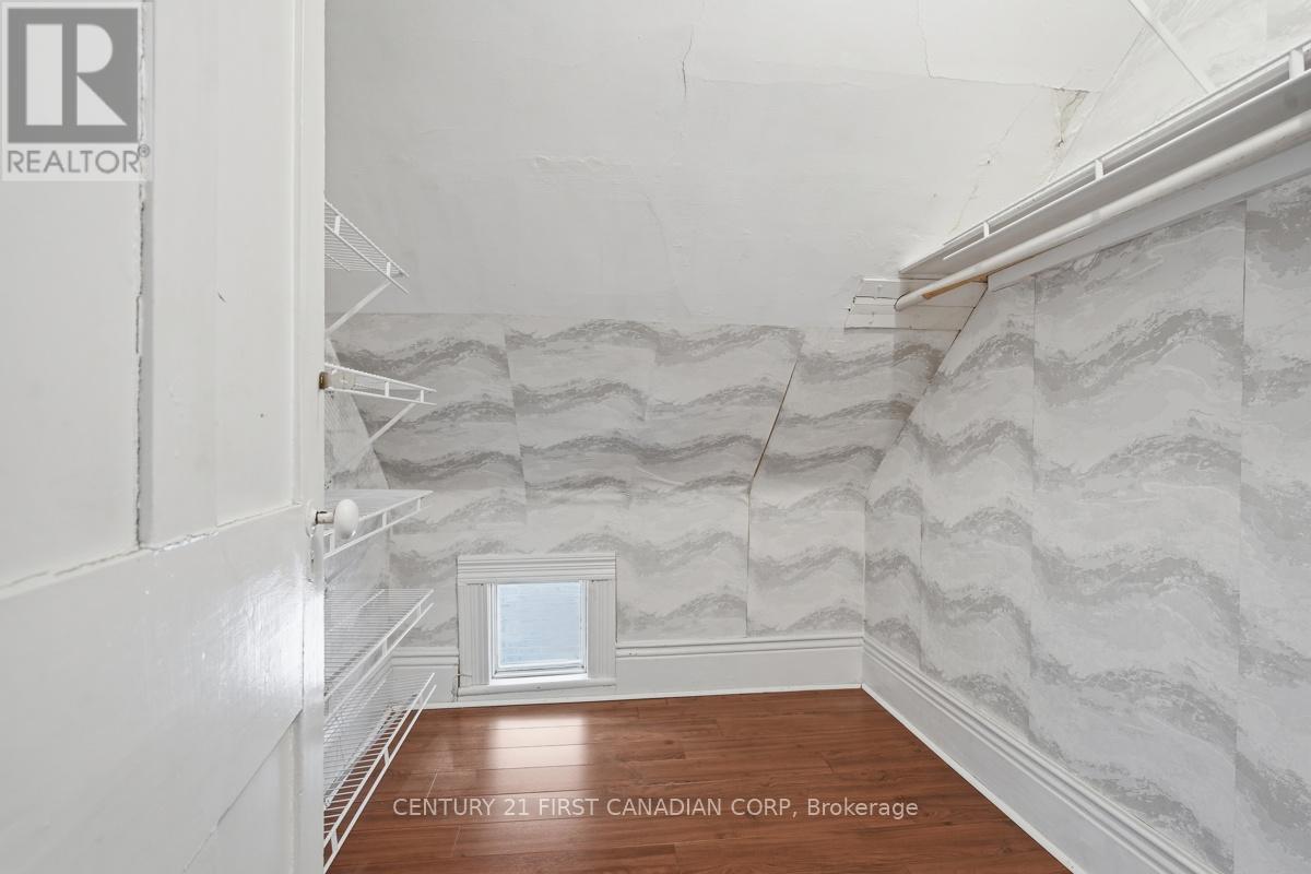 834 COLBORNE STREET - 26
