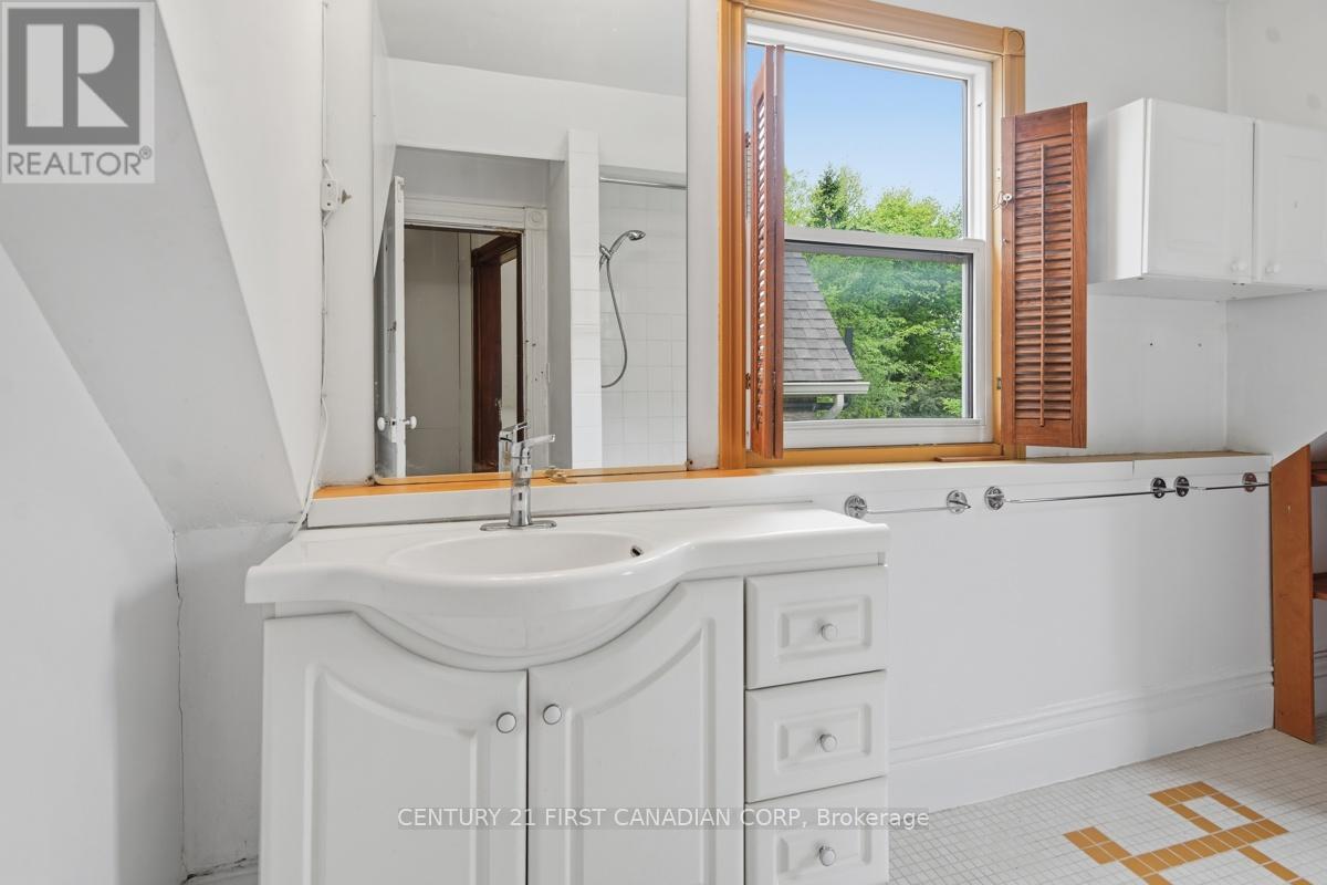 834 COLBORNE STREET - 27