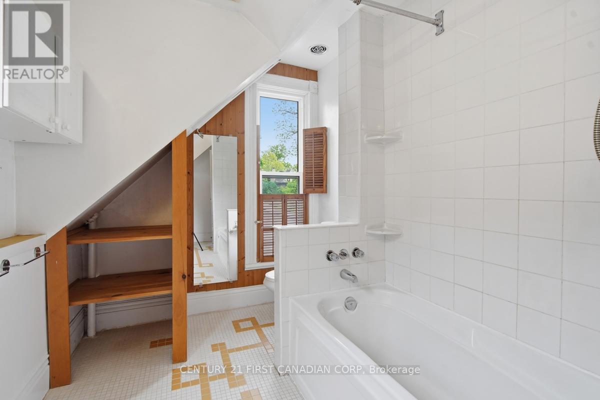 834 COLBORNE STREET - 28