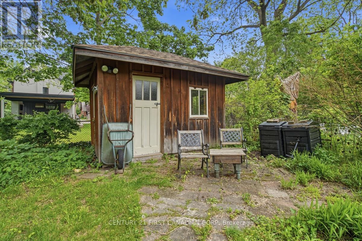 834 COLBORNE STREET - 32