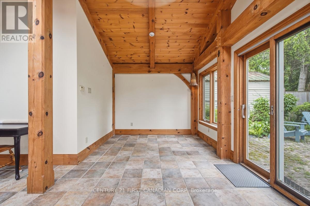 834 COLBORNE STREET - 4