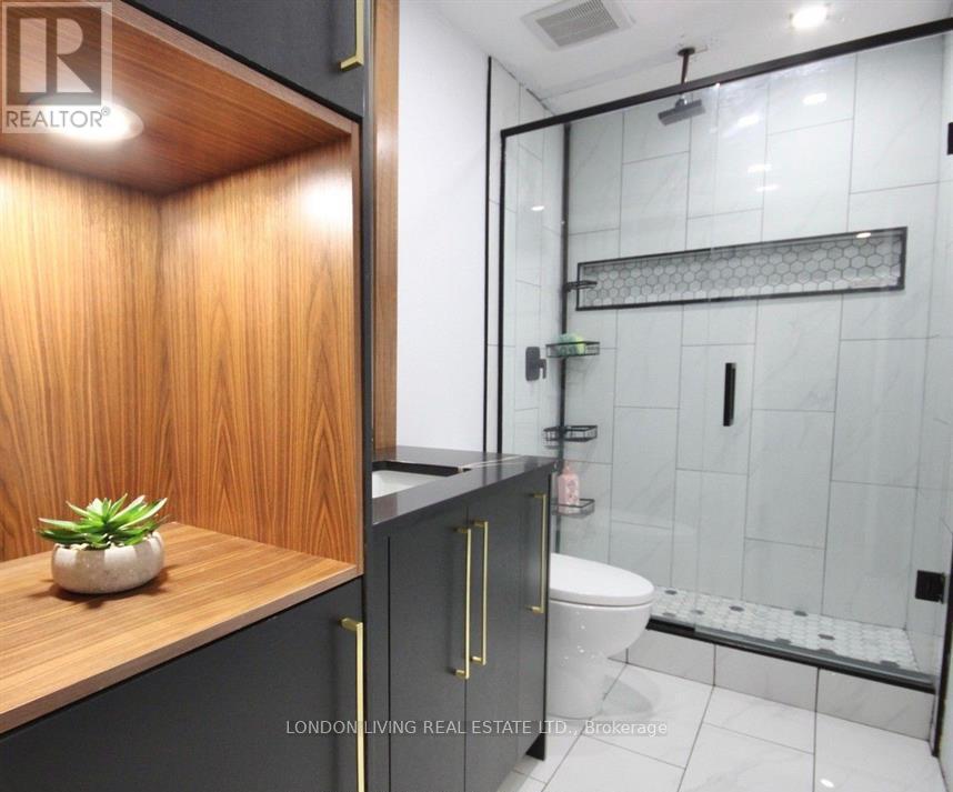 890 VISCOUNT ROAD - 13