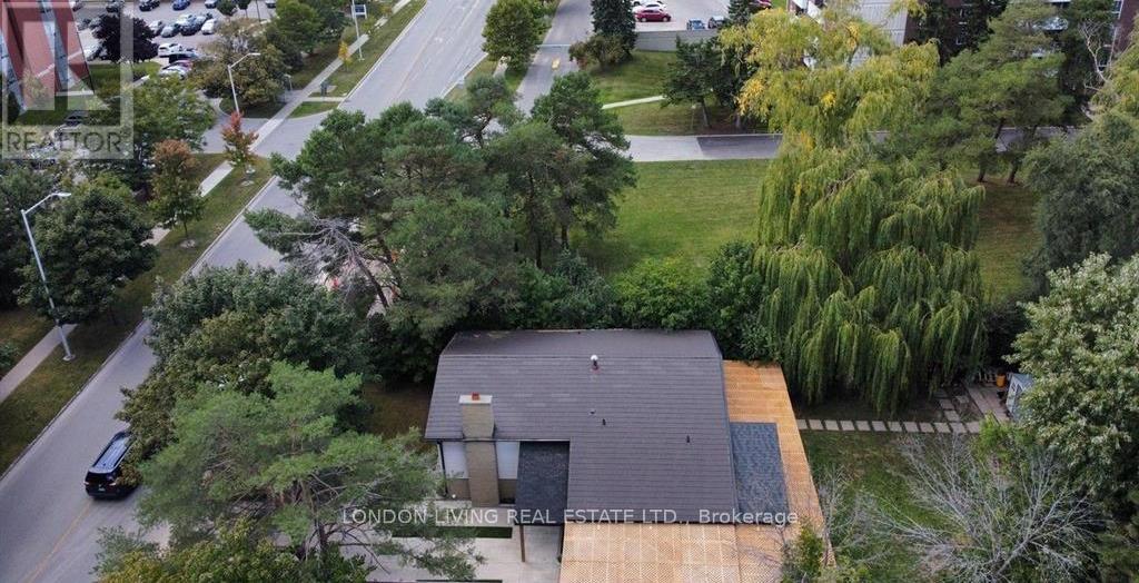 890 VISCOUNT ROAD - 33