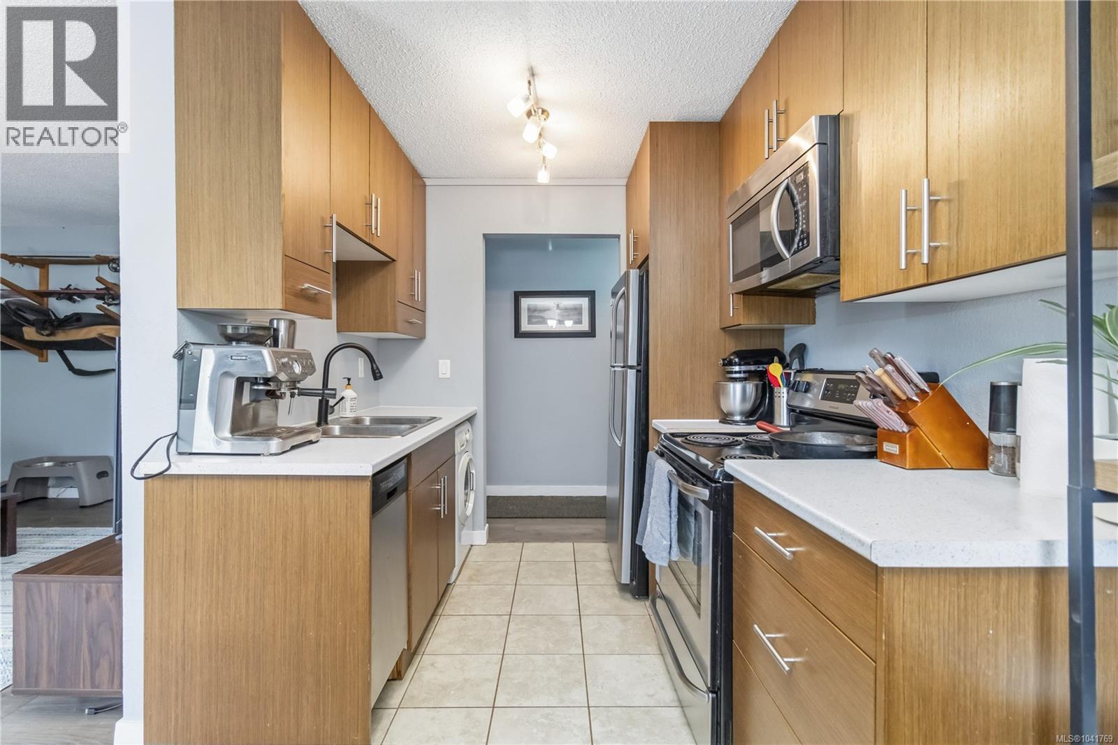 #203 3800 Quadra St - 10