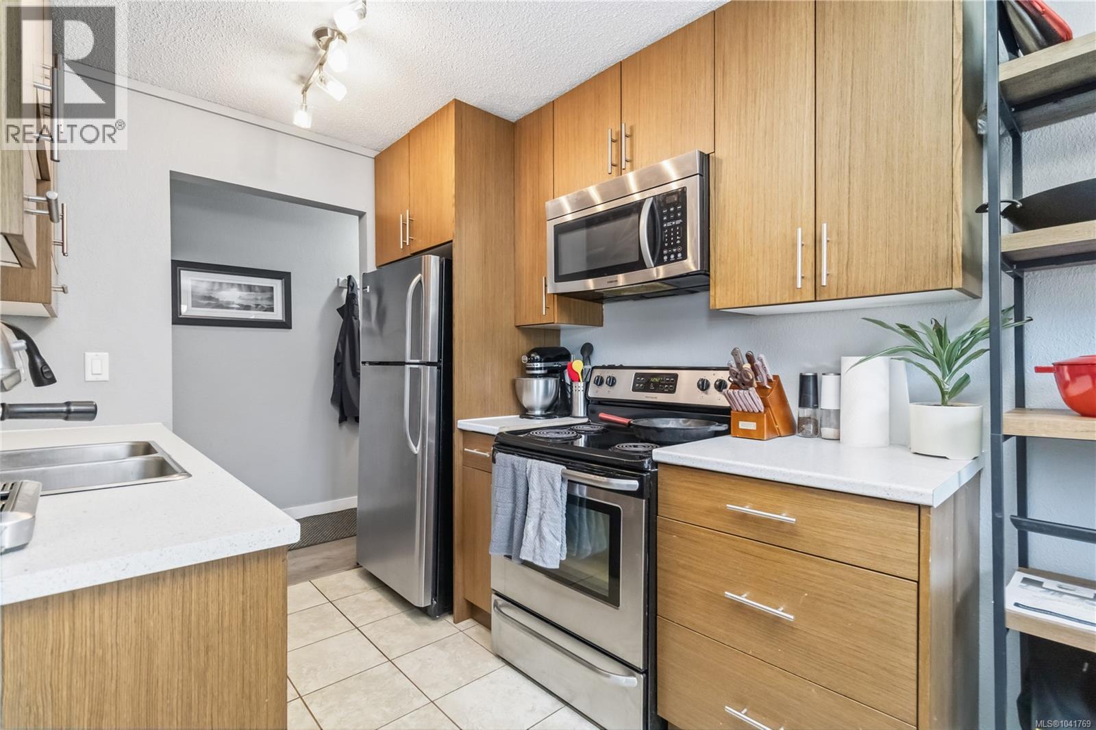 #203 3800 Quadra St - 11