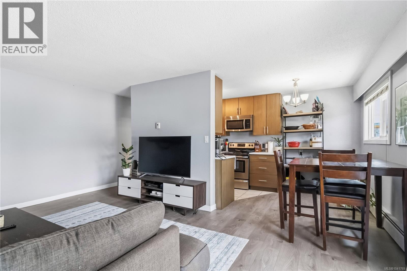 #203 3800 Quadra St - 5