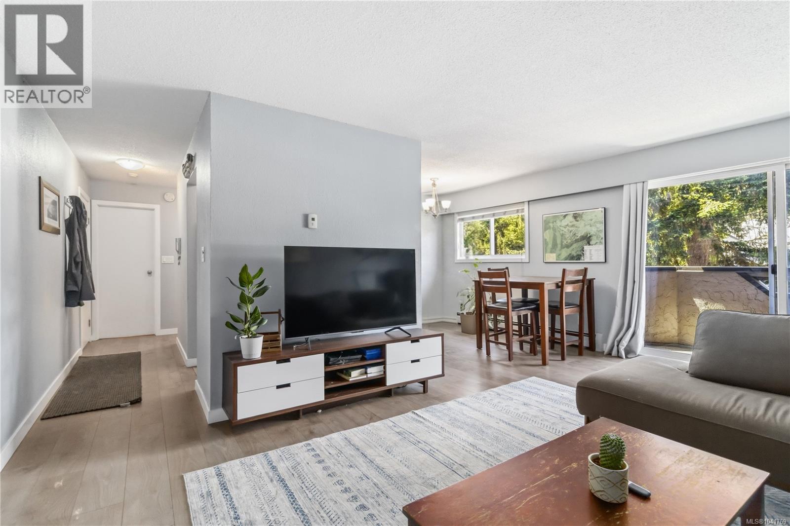 #203 3800 Quadra St - 6