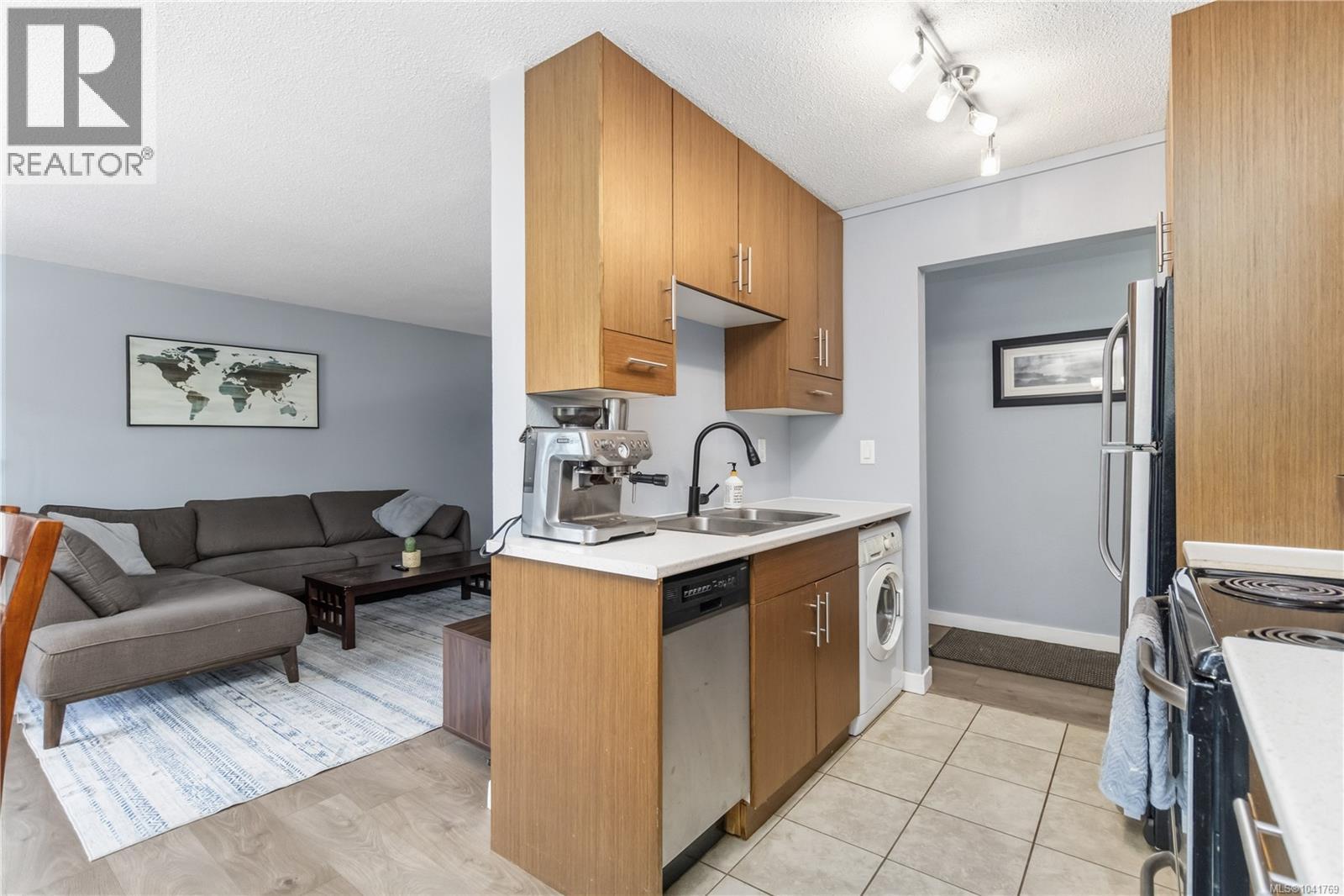 #203 3800 Quadra St - 9