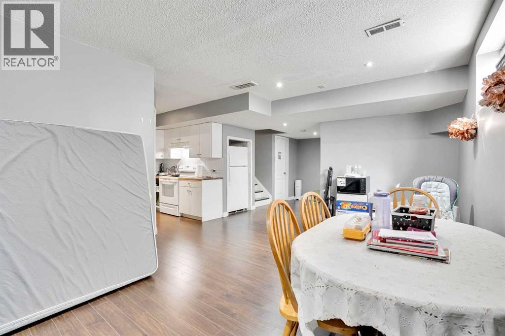 151 Saddlehorn Close NE - 40