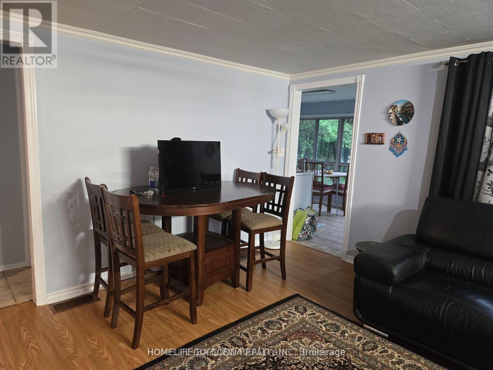 15 POPLAR CRESCENT - 4
