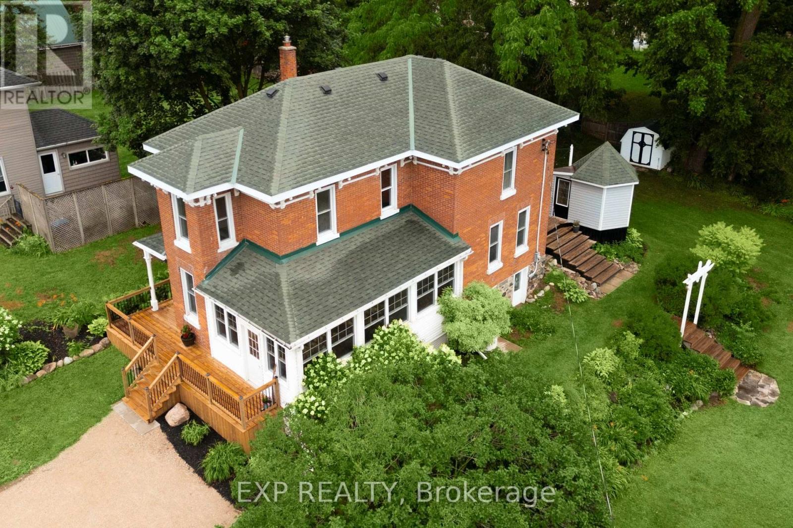 2027 VICTORIA STREET - 1