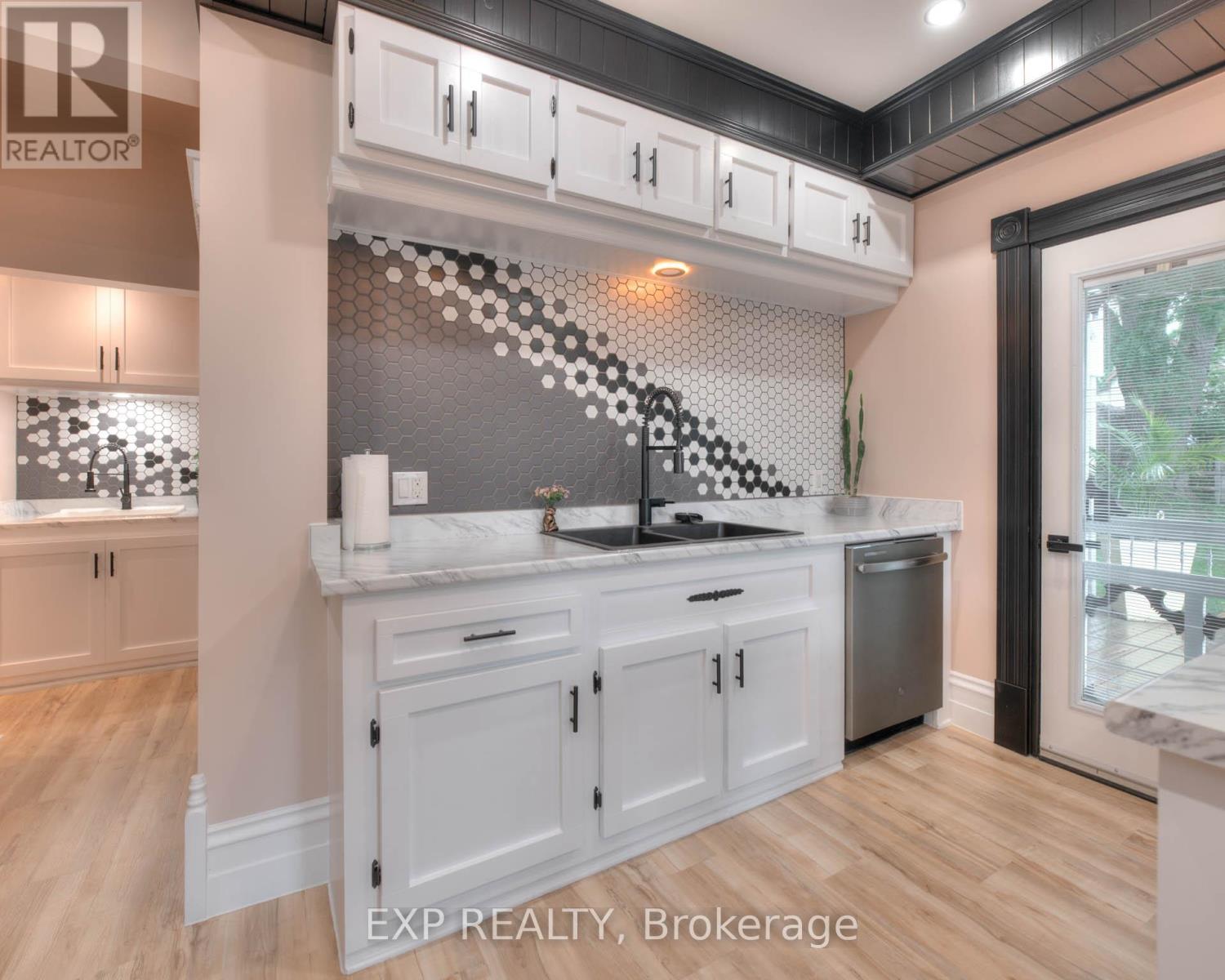 2027 VICTORIA STREET - 10