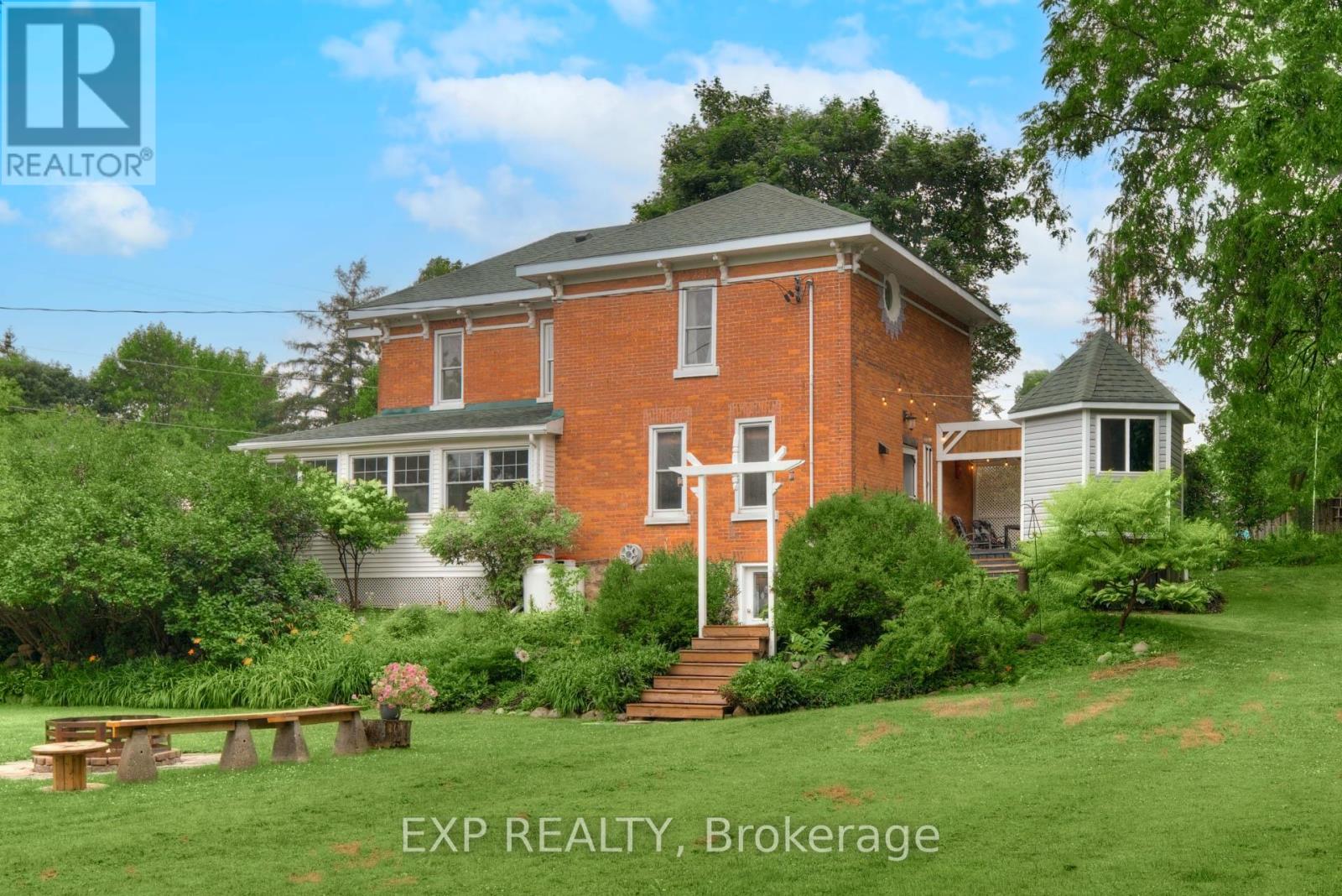 2027 VICTORIA STREET - 36