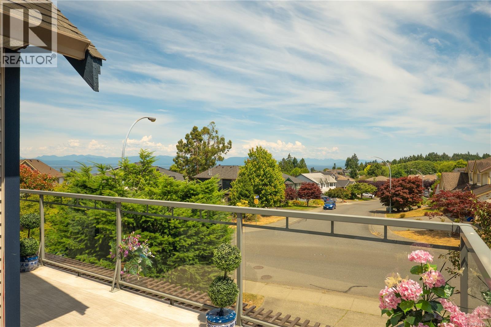 5425 Leslie Cres - 2