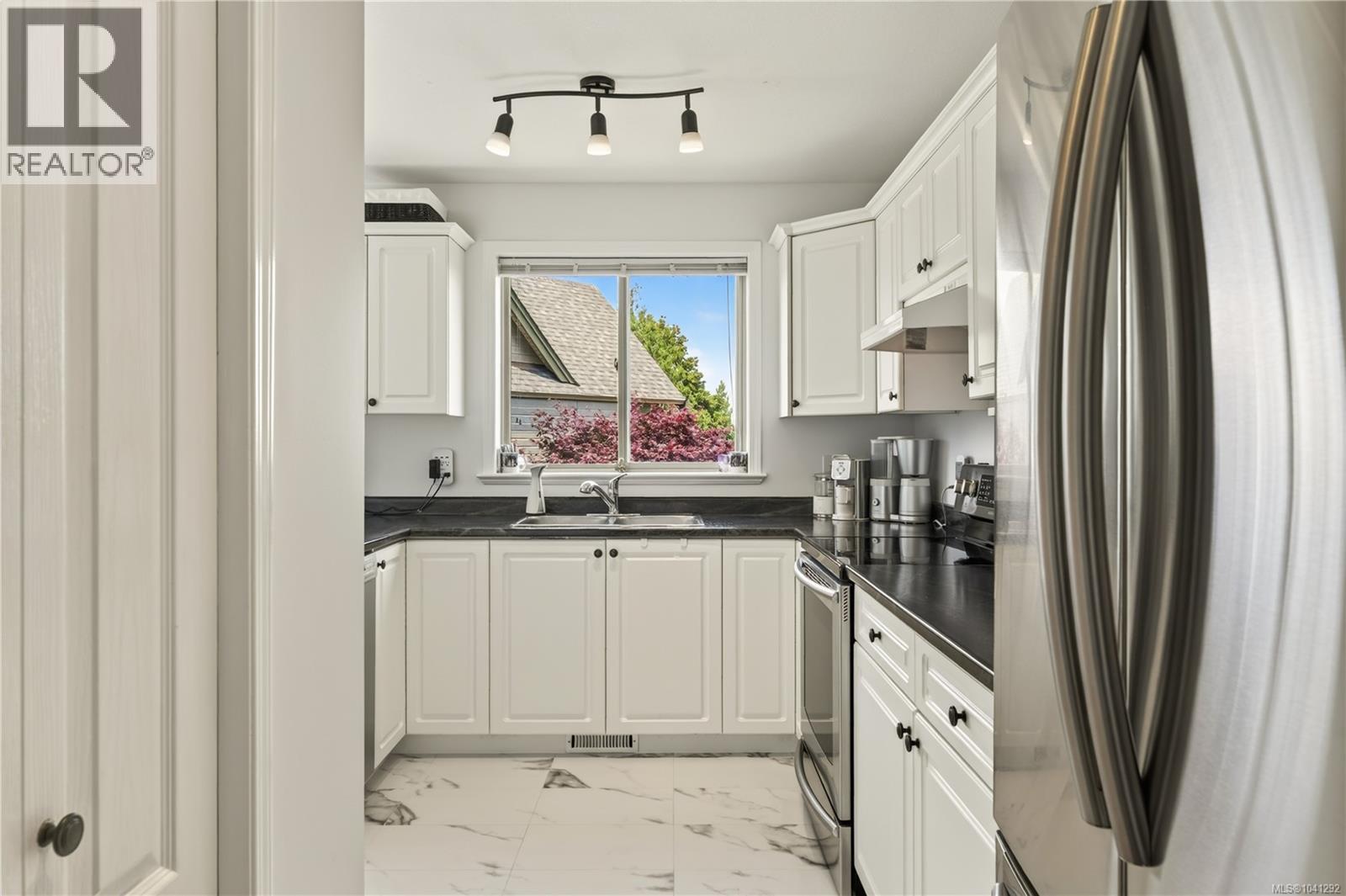 5425 Leslie Cres - Image 25