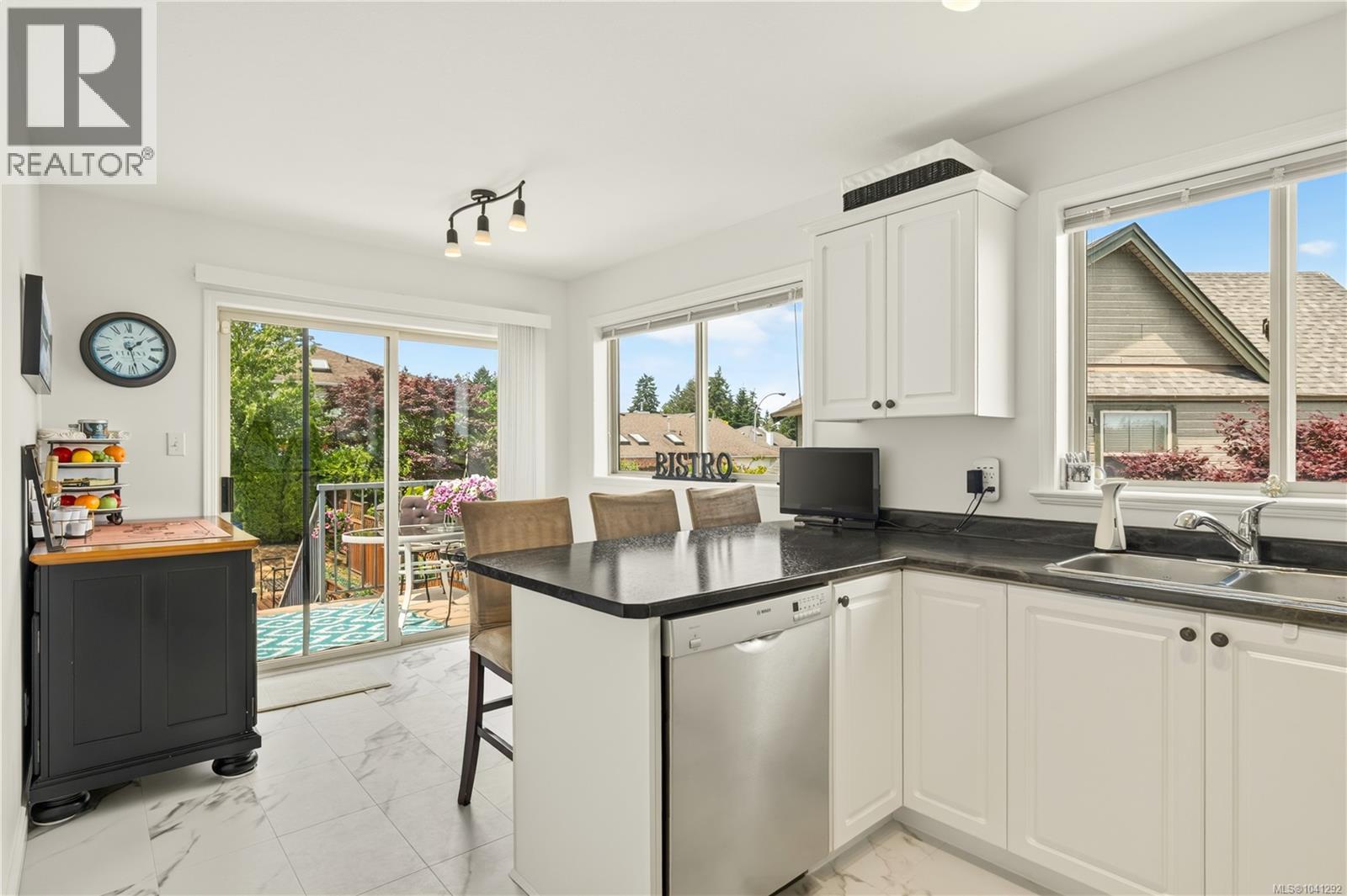 5425 Leslie Cres - Image 32