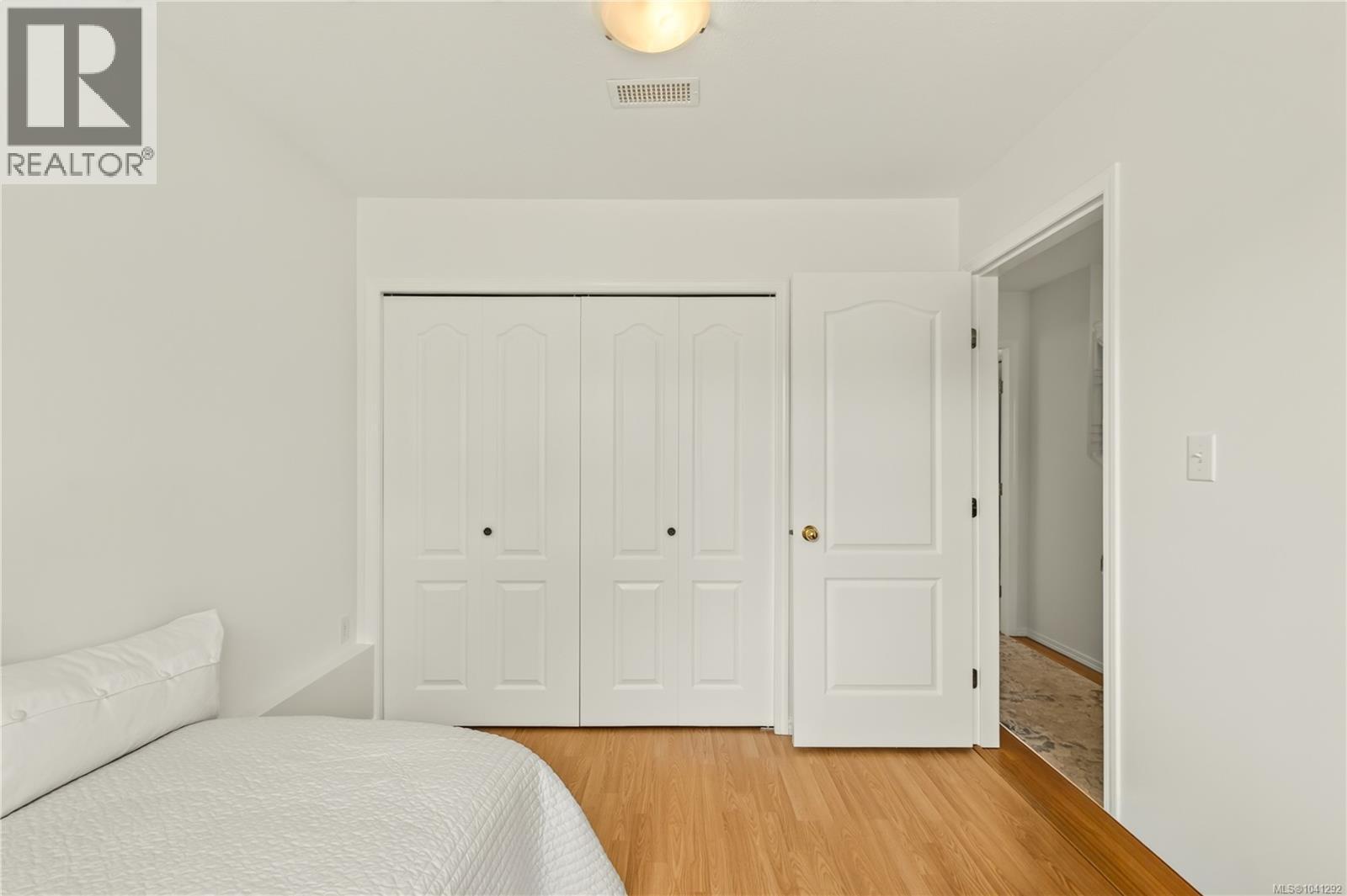 5425 Leslie Cres - 37